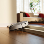 CES 2026: Roborock lansează primul aspirator robot din lume care se deplasează pe picioare cu roți și anunță parteneriatul cu Real Madrid